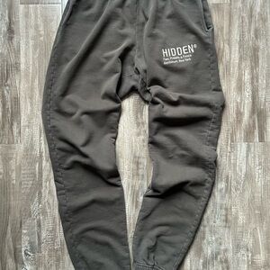 Hidden NY Men’s Gray Sweatpants. adjustable drawstring waist. Smoke free home.